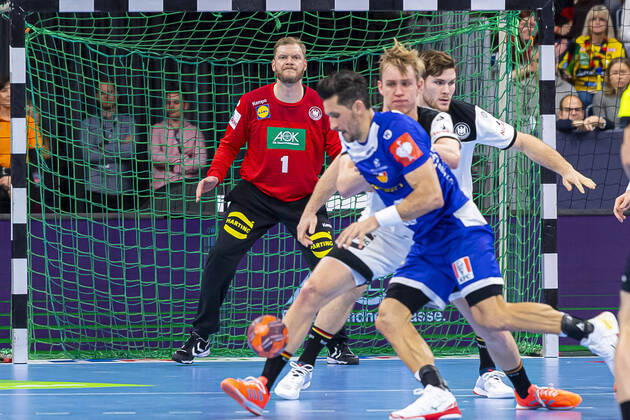 Mannheim, Germany 04 January 2020 Handball international EM 2020 Germany vs. Iceland Johannes Bitter Germany TVB Stuttgart observes Marian Michalczik Germany GWD Minden in duel with Alexander Petersson Iceland Mannheim SAP Arena Baden Württemberg Germany