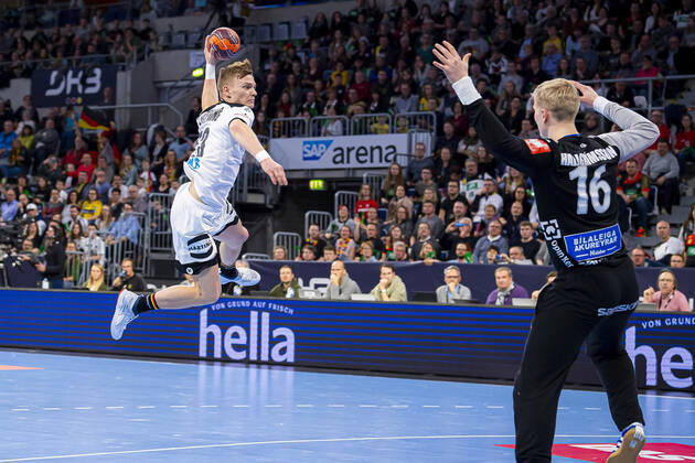 Mannheim, Germany 04 January 2020 Handball International EM 2020 Germany vs. Iceland vs. left Timo Kastening Germany TSV Hannover , Viktor Hallgrimsson Iceland Mannheim SAP Arena Baden Württemberg Germany