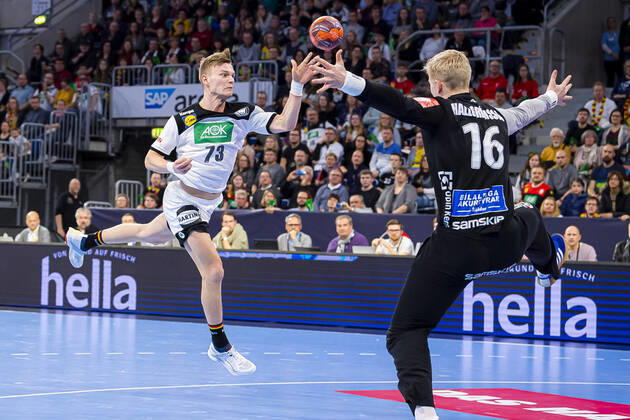 Mannheim, Germany 04 January 2020 Handball International EM 2020 Germany vs. Iceland vs. left Timo Kastening Germany TSV Hannover , Viktor Hallgrimsson Iceland Mannheim SAP Arena Baden Württemberg Germany