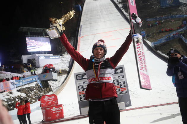 Bilder des Jahres 2020, Sport 01 Januar Sport Themen der Woche KW02 Sport Bilder des Tages Ski jumping, Skispringen, Ski, nordisch - FIS WC Bischofshofen BISCHOFSHOFEN,AUSTRIA,06.JAN.20 - NORDIC SKIING, SKI JUMPING - FIS World Cup, Four Hills Tournament, large hill, award ceremony for the overall victory. Image shows the rejoicing of Dawid Kubacki (POL). keywords: trophy. GEPAxpictures xChristianxWalgram