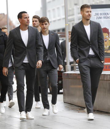 08 01 2020, City centre, Hanover, Sponsor visit of the team of Hanover 96 at the mens outfitter Eckerle, in the picture Edgar Prib 7, Hanover , Hendrik Weydandt 26, Hanover , Florent Muslija 35, Hanover and Waldemar Anton 31, Hanover in their suit on the way to the shop Sponsor visit of Hanover 96