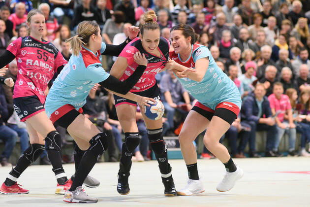Anika Niederwieser TusSies Metzingen 14 against Lisa Friedberger HSG Bensheim Auerbach 17 and Ines Ivancok HSG Bensheim Auerbach 29 TusSies Metzingen, Handball, HBF, DHB Cup match, 10 01 2020, Photo TBaur Eibner TusSies Metzingen vs HSG Bensheim Auerbach Metzingen Copyright: xBaur xEibner-Pressefotox EP_Toba