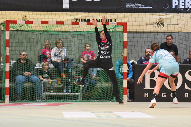 Nicole Roth TusSies Metzingen 16 in goal against Lisa Friedberger HSG Bensheim Auerbach 17 TusSies Metzingen, Handball, HBF, DHB Cup match, 10 01 2020, Photo TBaur Eibner TusSies Metzingen vs HSG Bensheim Auerbach Metzingen Copyright: xBaur xEibner-Pressefotox EP_Toba