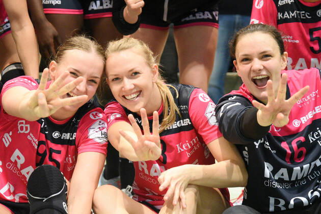 Dorina Korsos TusSies Metzingen 95 ,Simone Petersen TusSies Metzingen 8 ,Nicole Roth TusSies Metzingen 16 in goal TusSies Metzingen, Handball, HBF, DHB Cup Game, 10 01 2020, Photo TBaur Eibner TusSies Metzingen vs HSG Bensheim Auerbach Metzingen Copyright: xBaur xEibner-Pressefotox EP_Toba