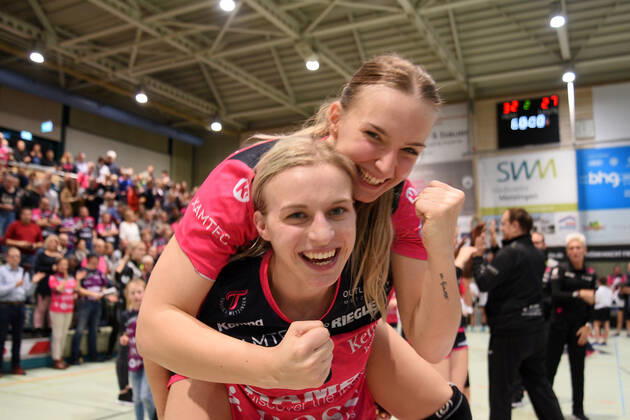 Dorina Korsos TusSies Metzingen 95 and Simone Petersen TusSies Metzingen 8 TusSies Metzingen, Handball, HBF, DHB Cup Game, 10 01 2020, Photo TBaur Eibner TusSies Metzingen vs HSG Bensheim Auerbach Metzingen Copyright: xBaur xEibner-Pressefotox EP_Toba