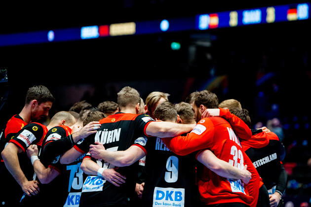 200111 Julius Kühn and the players of Germany gather in a circle after the EHF European Handball Championship match between Spain and Germany on January 11, 2020 in Trondheim Photo Vegard Wivestad Grott BILDBYRAN kod VG 170462 bbeng handball handball handball handball em 2020 european mens handball championship 2020 em 2020 handballs em 2020 ehf euro 2020 spain spain germany germany germany,  Copyright: VEGARDxWIVESTADxGRoTT BB200111VG057