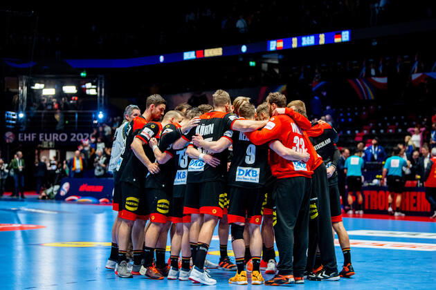 200111 Julius Kühn and the players of Germany gather in a circle after the EHF European Handball Championship match between Spain and Germany on January 11, 2020 in Trondheim Photo Vegard Wivestad Grott BILDBYRAN kod VG 170462 bbeng handball handball handball handball em 2020 european mens handball championship 2020 em 2020 handballs em 2020 ehf euro 2020 spain spain germany germany germany,  Copyright: VEGARDxWIVESTADxGRoTT BB200111VG058