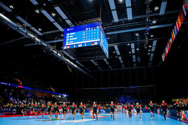 200111 The players of Germany warm up ahead of the EHF European Handball Championship match between Spain and Germany on January 11, 2020 at Trondheim Spectrum in Trondheim Photo Vegard Wivestad Grott BILDBYRAN code VG 170462 bbeng handball handball handball handball in the 2020 European mens handball championship 2020 em 2020 handballs em 2020 ehf euro 2020 spain spain germany germany germany arena,  Copyright: VEGARDxWIVESTADxGRoTT BB200111VG060