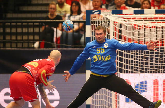 HANDBALL - EHF EURO 2020, AUT vs UKR VIENNA,AUSTRIA,12.JAN.20 - HANDBALL - EHF European Men s Handball Championship 2020, group stage, Austria vs Ukraine. Image shows Gennadiy Komok (UKR) and Robert Weber (AUT). GEPAxpictures xChristianxOrt