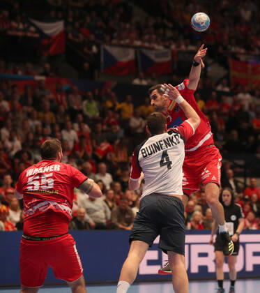 HANDBALL - EHF EURO 2020, AUT vs UKR VIENNA,AUSTRIA,12.JAN.20 - HANDBALL - EHF European Men s Handball Championship 2020, group stage, Austria vs Ukraine. Image shows Janko Bozovic (AUT), Ievgen Buinenko (UKR) and Tobias Wagner (AUT). GEPAxpictures xChristianxOrt