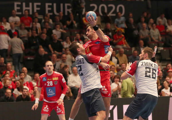 HANDBALL - EHF EURO 2020, AUT vs UKR VIENNA,AUSTRIA,12.JAN.20 - HANDBALL - EHF European Men s Handball Championship 2020, group stage, Austria vs Ukraine. Image shows Janko Bozovic (AUT), Vladyslav Ostroushko (UKR), Stanislav Zhukov (UKR) and Gerald Zeiner (AUT). GEPAxpictures xChristianxOrt