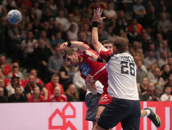 HANDBALL - EHF EURO 2020, AUT vs UKR VIENNA,AUSTRIA,12.JAN.20 - HANDBALL - EHF European Men s Handball Championship 2020, group stage, Austria vs Ukraine. Image shows Janko Bozovic (AUT) and Stanislav Zhukov (UKR). GEPAxpictures xChristianxOrt