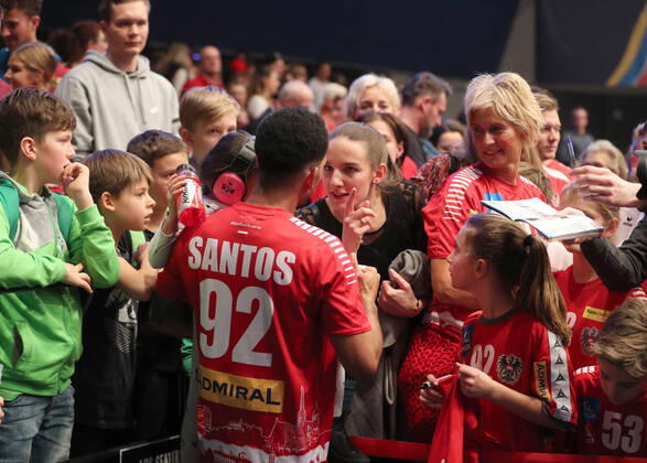 HANDBALL - EHF EURO 2020, AUT vs UKR VIENNA,AUSTRIA,12.JAN.20 - HANDBALL - EHF European Men s Handball Championship 2020, group stage, Austria vs Ukraine. Image shows Raul Santos (AUT) and fans. GEPAxpictures xChristianxOrt