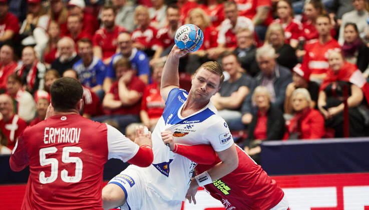 Iceland s Aron Palmarsson against Russia s Aleksandr Ermakov during the Men s European Handball Championship, preliminary round Group E, match between Iceland and Russia at Malmo Arena, Sweden, on Monday Jan 13, 2020 Photo Andreas Hillergren TT code10600 Malmo Sweden x10600x,  Copyright: xAndreasxHillergren TTx EHF EURO 2020 HANDBALL ISL-RUS