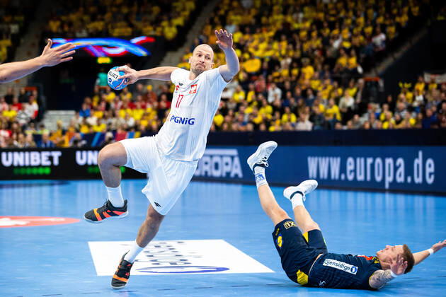 200114 Antoni Langowski of Poland and Linus Arnesson of Sweden during the EHF European Handball Championship match between Sweden and Poland on January 14, 2020 in Gothenburg Photo Michael Erichsen BILDBYRAN Cop 89 bbeng handball handball handball handball em 2020 european mens handball championship 2020 em 2020 handballs em 2020 ehf euro 2020 sweden sweden poland poland,  Copyright: MICHAELxERICHSEN BB200114MI017