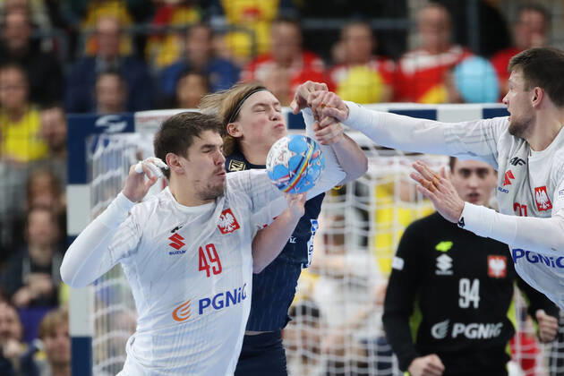 Poland s Piotr Chrapkowski and Sweden s Valter Chrintz battles for the ball during the Men s European Handball Championship, preliminary round Group F, match between Poland and Sweden at Scandinavium in Gothenburg, Sweden, on Tuesday Jan 14, 2020 Photo Adam Ihse TT code 9200 GOTHENBURG SWEDEN x9200x,  Copyright: xAdamxIhse TTx EHF EURO 2020 HANDBALL POL-SWE