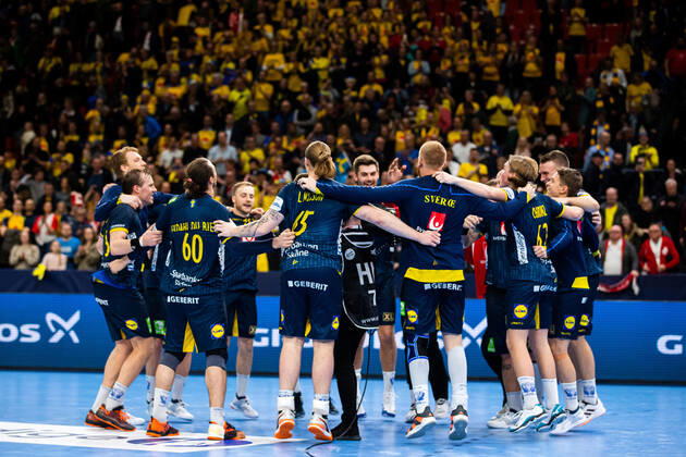 200114 Players of Sweden celebrate after the EHF European Handball Championship match between Sweden and Poland on January 14, 2020 in Gothenburg Photo Michael Erichsen BILDBYRAN Cop 89 bbeng handball handball handball handball em 2020 european mens handball championship 2020 em 2020 handbolls em 2020 ehf euro 2020 sweden sweden poland poland rejoice,  Copyright: MICHAELxERICHSEN BB200114MI073