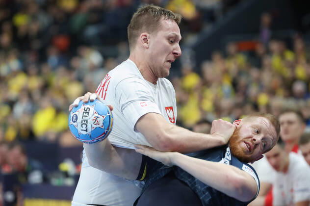 Poland s Rafal Przybylski against Sweden s Jim Gottfridsson during the Men s European Handball Championship, preliminary round Group F, match between Poland and Sweden at Scandinavium in Gothenburg, Sweden, on Tuesday Jan 14, 2020 Photo Adam Ihse TT code 9200 GOTHENBURG SWEDEN x9200x,  Copyright: xAdamxIhse TTx EHF EURO 2020 HANDBALL POL-SWE