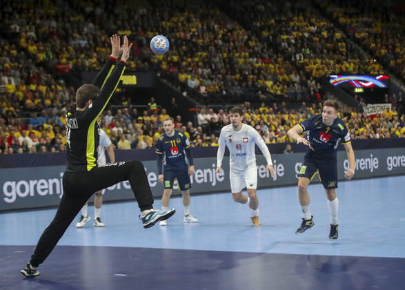 Poland s goalkeeper Adam Morawski saves a penalty shot by Sweden s Jerry Tollbring during the Men s European Handball Championship, preliminary round Group F, match between Poland and Sweden at Scandinavium in Gothenburg, Sweden, on Tuesday Jan 14, 2020 Photo Adam Ihse TT code 9200 GOTHENBURG SWEDEN x9200x,  Copyright: xAdamxIhse TTx EHF EURO 2020 HANDBALL POL-SWE