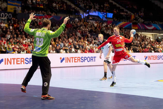Maksim Baranau No 24, Belarus vs Andreas Wolff No 33, Germany Belarus vs Germany, Handball, main round, EHF Euro 2020, 16 01 20 Vienna Vienna Austria Copyright: xAgentur54Gradx xFelixxKoenigx