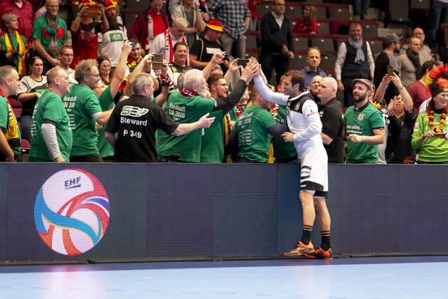 Uwe Gensheimer No. 3, Germany is happy after the game with his fans Belarus vs. Germany, Handball, main round, EHF Euro 2020, 16 01 20 Vienna Vienna Austria Copyright: xAgentur54Gradx xFelixxKoenigx