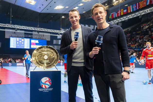 Handball, Men EM 2020, Main Round, Group 1, Belarus Germany ARD expert Dominik Klein and ARD presenter Alexander Bommes in front of the championship bowl Vienna Stadthalle Vienna Austria
