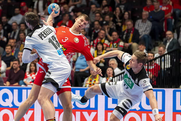 Handball, Men EM 2020, Main Round, Group 1, Belarus Germany violet in duel Hendrik Pekeler Germany THW Kiel and Uladzislau Kulesh Belarus , David Schmidt Germany TVB Stuttgart Vienna Stadthalle Vienna Austria