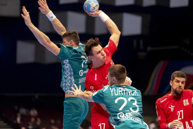 Stanislav Kasparek No 17, Czech Republic vs Viachaslau Bokhan No 74, Belarus and Andrei Yurynok No 23, Belarus Belarus vs Czech Republic, Handball, Main Round, EHF Euro 2020, 18 01 20 Vienna Vienna Austria Copyright: xAgentur54Gradx xFelixxKoenigx