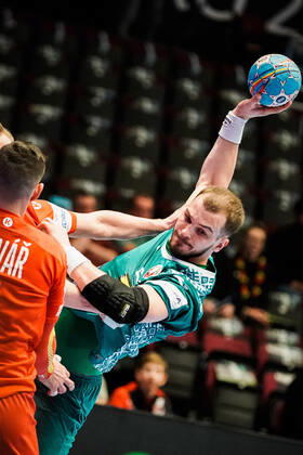 18 01 2020, Wiener Stadthalle, Vienna, AUT, EHF Euro 2020, Belarus vs. Czech Republic, main round, group I, in picture v l Roman Becvar CZE , Artsem Karalek BLR f l Roman Becvar CZE Artsem Karalek BLR during the EHF 2020 European Handball Championship, main round group I match between Belarus and Czech Republic at the Wiener Stadthalle in Vienna, Austria on 2020 01 18 Vienna EP_sro
