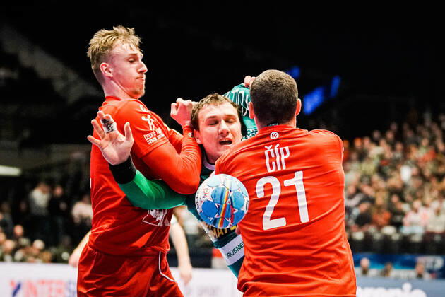 18 01 2020, Wiener Stadthalle, Vienna, AUT, EHF Euro 2020, Belarus vs. Czech Republic, main round, group I, in the picture v l Dominik Solak CZE , Dzmitry Nikulenkau BLR , Tomas Cip CZE f l Dominik Solak CZE Dzmitry Nikulenkau BLR Tomas Cip CZE during the EHF 2020 European Handball Championship, main round group I match between Belarus and Czech Republic at the Wiener Stadthalle in Vienna, Austria on 2020 01 18 Vienna EP_sro