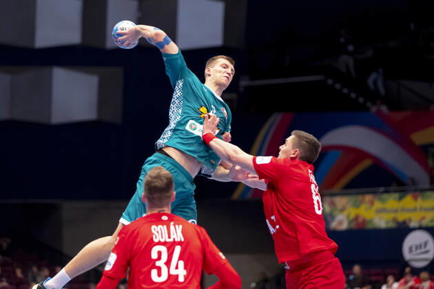 Uladzislau Kulesh No 3, Belarus vs Dominik Solak No 34, Czech Republic and Stepan Zeman No 66, Czech Republic Belarus vs Czech Republic, Handball, Main Round, EHF Euro 2020, 18 01 20 Vienna Vienna Austria Copyright: xAgentur54Gradx xFelixxKoenigx