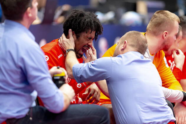 Dieudonne Mubenzem Nr 40, Czech Republic is treated with pain on the bench Belarus vs. Czech Republic, Handball, main round, EHF Euro 2020, 18 01 20 Vienna Vienna Austria Copyright: xAgentur54Gradx xFelixxKoenigx