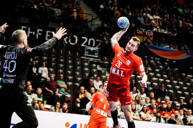 18 01 2020, Wiener Stadthalle, Vienna, AUT, EHF Euro 2020, Belarus vs. Czech Republic, main round, group I, in picture v l Aliaksei Kishou BLR , Marek Vanco CZE f l Aliaksei Kishou BLR Marek Vanco CZE during the EHF 2020 European Handball Championship, main round group I match between Belarus and Czech Republic at the Wiener Stadthalle in Vienna, Austria on 2020 01 18 Vienna EP_sro