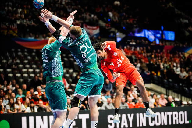 18 01 2020, Wiener Stadthalle, Vienna, AUT, EHF Euro 2020, Belarus vs. Czech Republic, main round, group I, in the picture v l Viachaslau Shumak BLR , Artsem Karalek BLR , Dieudonne Mubenzem CZE f l Viachaslau Shumak BLR Artsem Karalek BLR Dieudonne Mubenzem CZE during the EHF 2020 European Handball Championship, main round group I match between Belarus and Czech Republic at the Wiener Stadthalle in Vienna, Austria on 2020 01 18 Vienna EP_sro