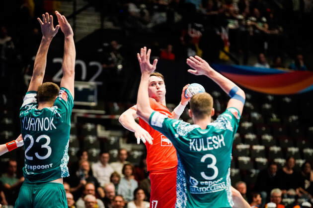 18 01 2020, Wiener Stadthalle, Vienna, AUT, EHF Euro 2020, Belarus vs. Czech Republic, main round, group I, in picture v l Andrei Yurynok BLR , Stanislav Kasparek CZE , Uladzislau Klesh BLR f l Andrei Yurynok BLR Stanislav Kasparek CZE Uladzislau Klesh BLR during the EHF 2020 European Handball Championship, main round group I match between Belarus and Czech Republic at the Wiener Stadthalle in Vienna, Austria on 2020 01 18 Vienna EP_sro