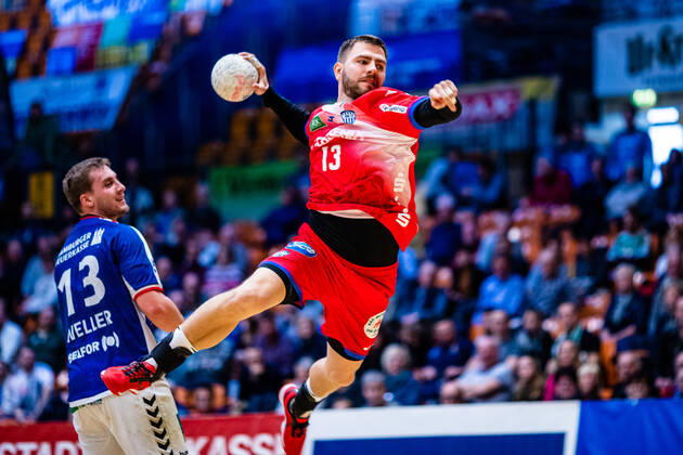 Christoph Theuerkauf 13 TBV Lemgo Lippe , Niklas Weller 13 HSV Handball during the encounter HSV Handball and TBV Lemgo Lippe at the Peugeot Cup 2020 in the Anhalt Arena on 19 January 2020 in Dessau Rosslau, Saxony Anhalt, Germany