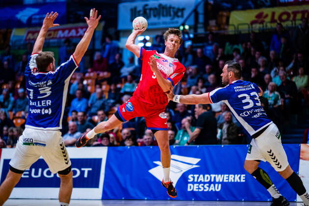 Jonathan Carlsbogard 9 TBV Lemgo Lippe , Niklas Weller 13 HSV Handball , Jens Schöngarth 33 HSV Handball during the encounter HSV Handball and TBV Lemgo Lippe at the Peugeot Cup 2020 in the Anhalt Arena on 19 January 2020 in Dessau Rosslau, Saxony Anhalt, Germany