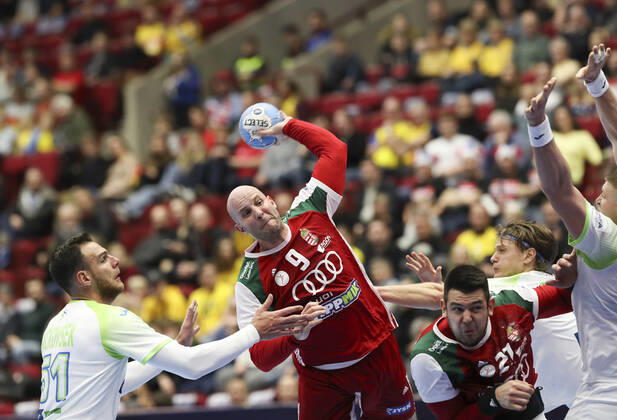 MALMOE 20200119 Hungary s Zsolt Balogh in action at the line during the Men s European Handball Championship main round Group 2 match between Slovenia and Hungary at Malmo Arena, Friday Jan 19, 2020 Foto Andreas Hillergren TT kod 10600 Malmo Sweden x10600x,  Copyright: xAndreasxHillergren TTx HANDBALL SLOVENIA-HUNGARY