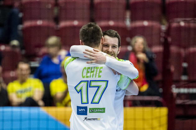 200119 Nejc Cehte and Miha Zarabec of Slovenia celebrate during the EHF European Handball Championship match between Slovenia and Hungary on January 19, 2020 in Malmö Photo Ludvig Thunman BILDBYRAN code LT 35708 bbeng ehf euro 2020 em 2020 european mens handball championship 2020 handball handball handballs em 2020 handball handball em 2020 Slovenia Slovenia Hungary Hungary celebration celebration,  Copyright: LUDVIGxTHUNMAN BB200119LT017