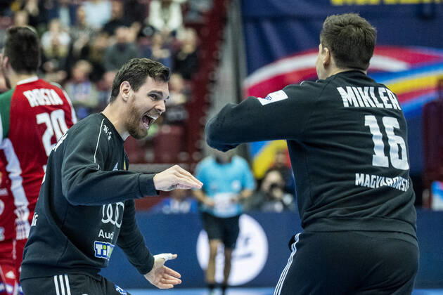 200119 goalkeeper Marton Szekely and goalkeeper Roland Mikler of Hungary celebrate after the EHF European Handball Championship match between Slovenia and Hungary on January 19, 2020 in Malmö Photo Ludvig Thunman BILDBYRAN code LT 35708 bbeng ehf euro 2020 em 2020 european mens handball championship 2020 handball handball handballs em 2020 handball handball em 2020 slovenia slovenia hungary hungry cheering,  Copyright: LUDVIGxTHUNMAN BB200119LT025