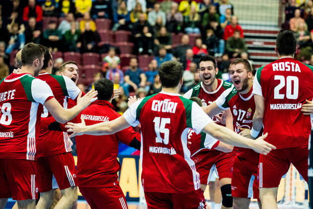 200119 Players of Hungary celebrates after the EHF European Handball Championship match between Slovenia and Hungary on January 19, 2020 in Malmö Photo Ludvig Thunman BILDBYRAN code LT 35712 bbeng ehf euro 2020 em 2020 european mens handball championship 2020 handball handball handballs em 2020 handball handball em 2020 slovenia slovakia hungary hungry celebration celebration,  Copyright: LUDVIGxTHUNMAN BB200119LT029