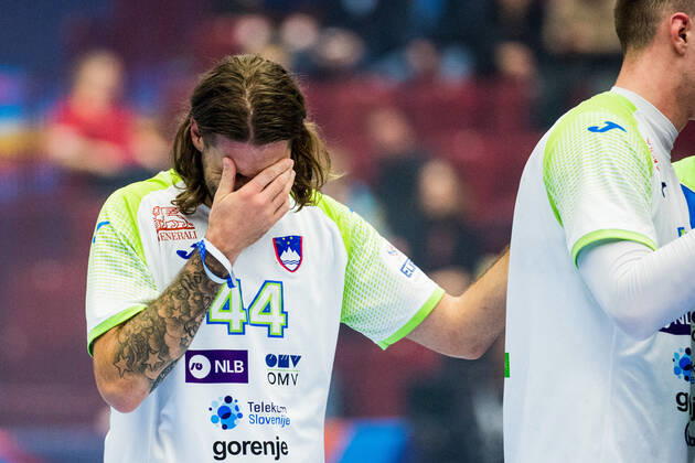 200119 Dean Bombac of Slovenia looks dejected after the EHF European Handball Championship match between Slovenia and Hungary on January 19, 2020 in Malmö Photo Ludvig Thunman BILDBYRAN code LT 35712 bbeng ehf euro 2020 em 2020 european mens handball championship 2020 handball handball handballs em 2020 handball handball em 2020 slovenia slovakia hungary hungary depp dejection,  Copyright: LUDVIGxTHUNMAN BB200119LT032