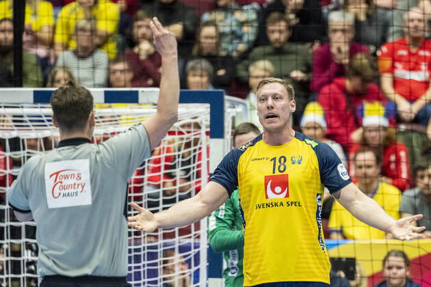 200119 Fredric Pettersson of Sweden reacts to a decision of the referee during the EHF European Handball Championship match between Norway and Sweden on January 19, 2020 in Malmö Photo Ludvig Thunman BILDBYRAN kod LT 35713 bbeng ehf euro 2020 em 2020 european mens handball championship 2020 handball handball handballs em 2020 handball handball em 2020 sweden sweden norway norway,  Copyright: LUDVIGxTHUNMAN BB200119LT050
