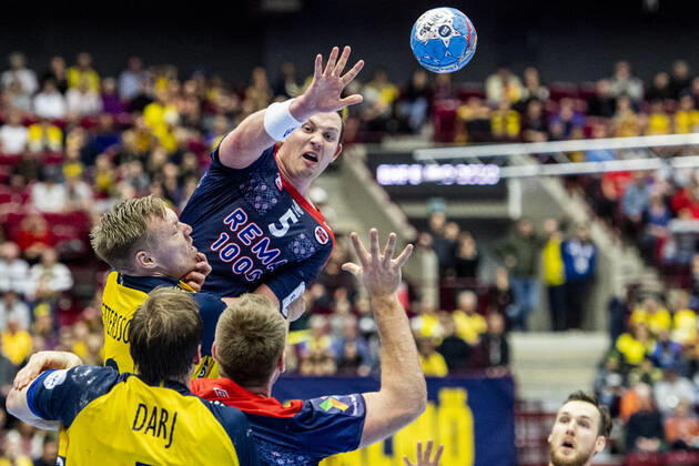 200119 Sander Sagosen of Norway and Fredric Pettersson and Max Darj of Sweden during the EHF European Handball Championship match between Norway and Sweden on January 19, 2020 in Malmö Photo Ludvig Thunman BILDBYRAN code LT 35713 bbeng ehf euro 2020 em 2020 european mens handball championship 2020 handball handball handballs em 2020 handball handball em 2020 sweden sweden norge norway,  Copyright: LUDVIGxTHUNMAN BB200119LT083