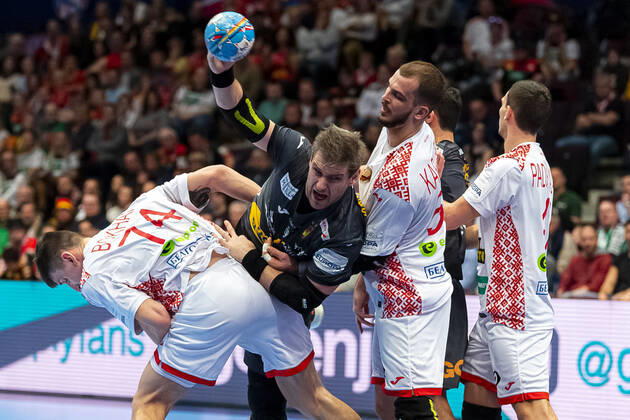 Handball, Mens European Championship 2020, Main Round, Group 1, Belarus Spain from left in the duel Viachaslau Bokhan Belarus , Julen Aguinagalde Aquizu Spain , Artsem Karalek Belarus Vienna Stadthalle Vienna Austria