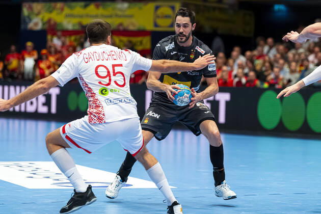 Handball, Men EM 2020, Main Round, Group 1, Belarus Spain from left Vadim Gayduchenko Belarus , Raul Entrerrios Rodriguez Spain Vienna Stadthalle Vienna Austria