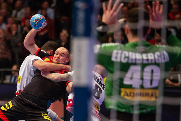 HANDBALL - EHF EURO 2020, AUT vs GER VIENNA,AUSTRIA,20.JAN.20 - HANDBALL - EHF European Men s Handball Championship 2020, main round, Austria vs Germany Image shows Paul Drux (GER) and Thomas Eichberger (AUT). GEPAxpictures xDavidxBitzan
