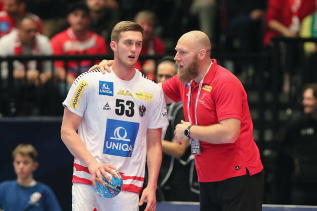 Austria Germany, EHF Euro 2020 Ales Pajovic Trainer Austria , gives instructions to Nikola Bilyk Austria 53 ,, Vienna Vienna Austria Ice rink