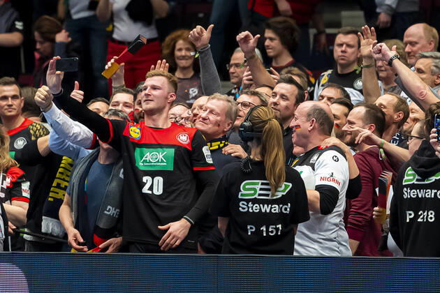 Handball, Men EM 2020, Main Round, Group 1, Austria Germany Philipp Weber Germany SC DHfK Leipzig in the fan curve and makes Selfie with the fans Vienna Stadthalle Vienna Austria
