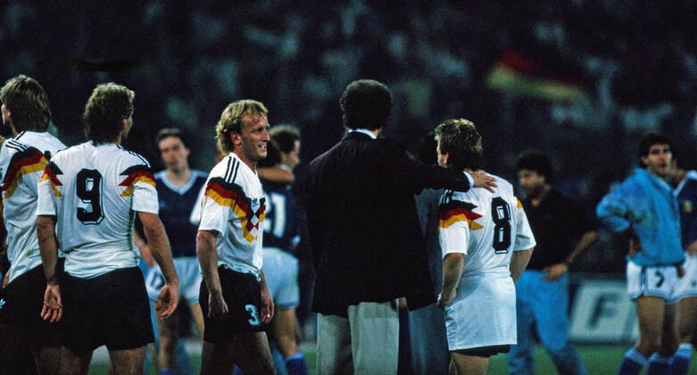 Germany Argentina Italy, Rome, 08 07 1990, Football, FIFA World Cup 1990 in Italy, Final, DFB Germany Argentina 1 0 v l Rudi Völler, Andreas Brehme both Germany , Franz Beckenbauer Trainer Germany , Thomas Häßler Germany